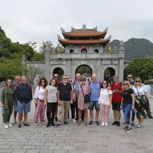 Grupo en viaje organizado visitando templo budista en Vietnam