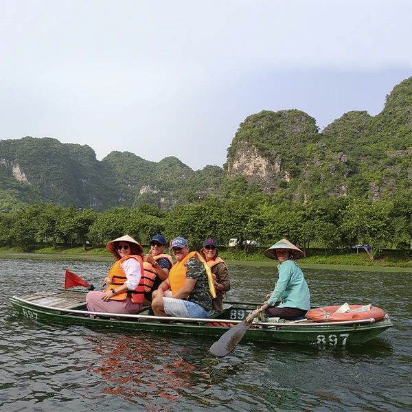 Barca por el río en Vietnam