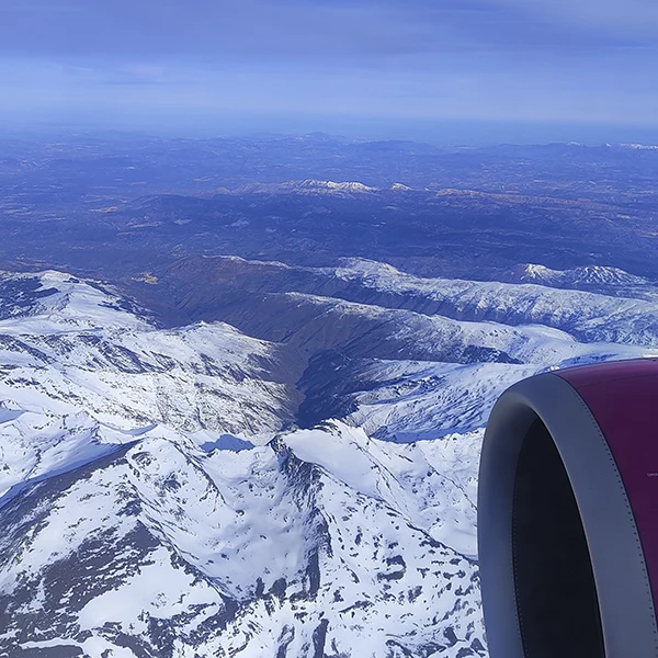 Vista desde el avión de montañas nevadas